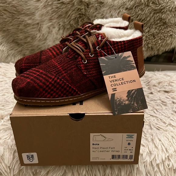 New in Box - TOMS - BOTA BOOTS - Red Plaid Felt w/ Leather Wrap, Size 8. - Picture 1 of 5
